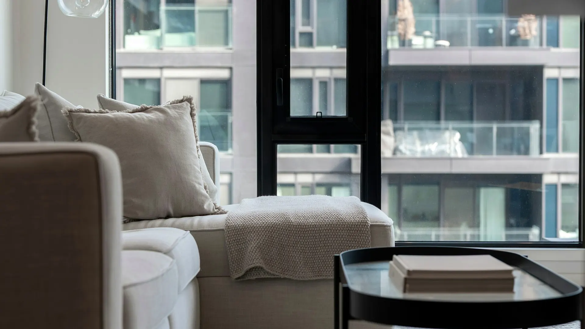 Interior de un piso de lujo con vistas a la ciudad, para el hub inmobiliario AIIA